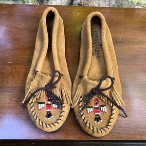 Minnetonka Moccasin Tan with Beaded Work Women’s Sz 9 BRAND NEW